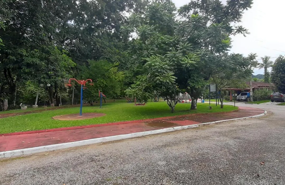 Casa em condômino, próxima à serra e ao mar-1